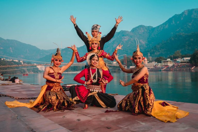 8,000 women perform folk dance at International Kullu Dussehra Festival in Himachal